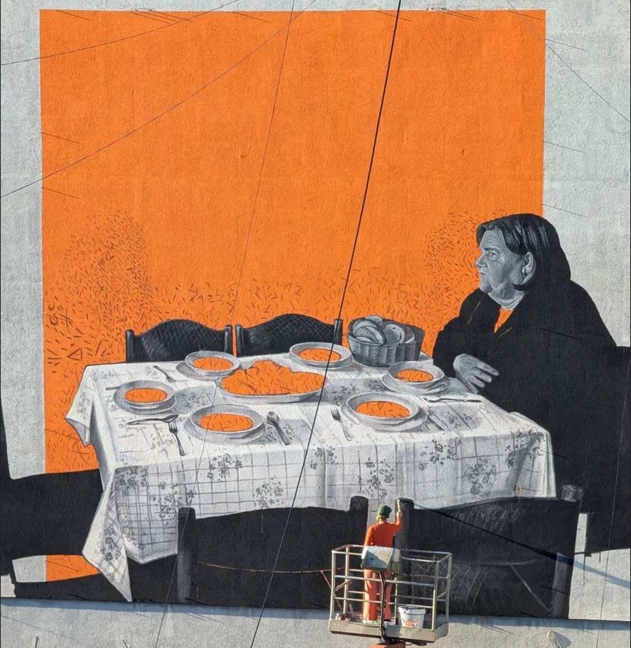 Imazhi me pritjen e Ferdonije Qerkezit si mural kujtese e thirrje për drejtësi