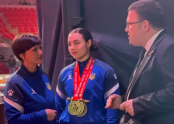 Drejtuesi kosovar i EWF-së kritikohet pasi qortoi ukrainasen që refuzoi të fotografohej me sportisten ruse