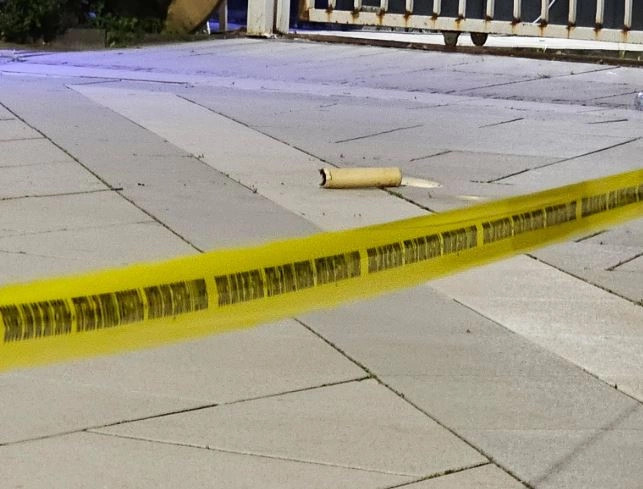 Gjendet një mjet i dyshuar si tymuese afër Kuvendit  Policia vendos shirita