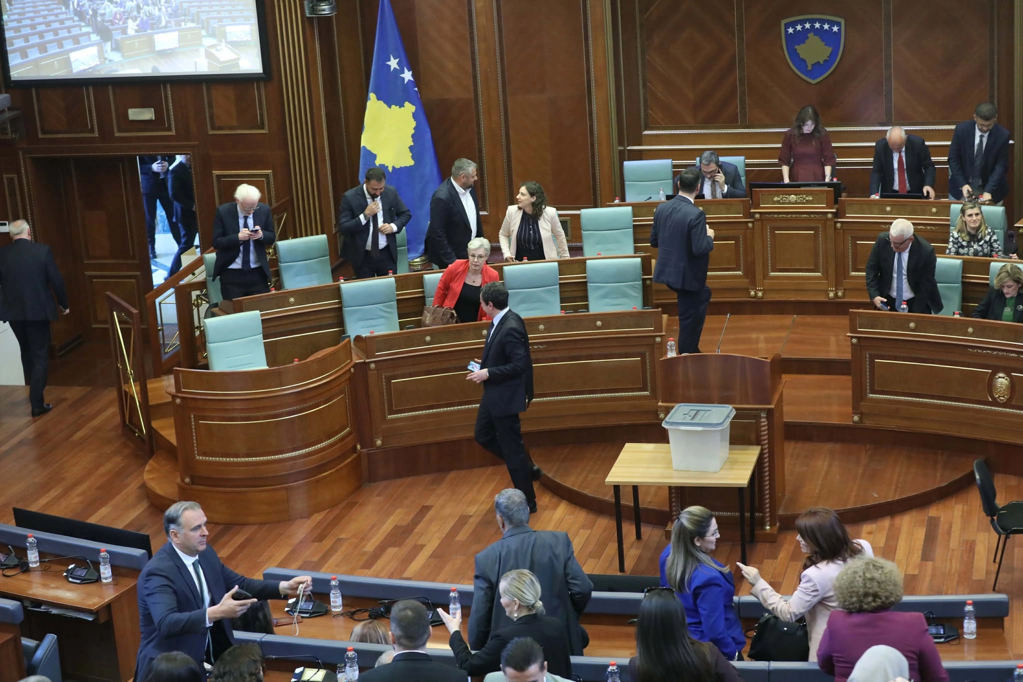 Vazhdon drama, seanca shtyhet sërish