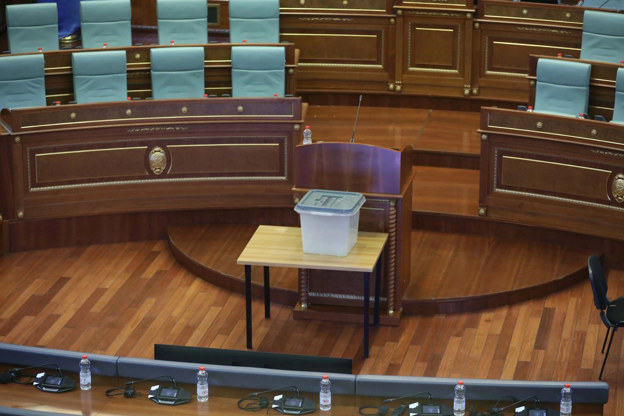 Kutia e votimit gati