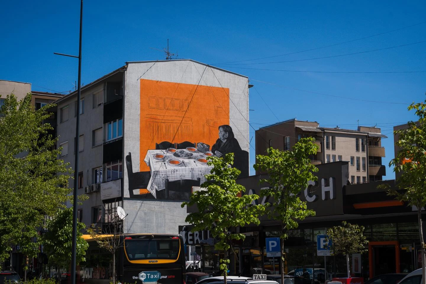 Tavolina e shtruar, por ku mungojnë pesë anëtarë të familjes përfaqëson pritjen e heshtjen që rëndon mbi shoqërinë dhe nevojën për kërkim të së vërtetës