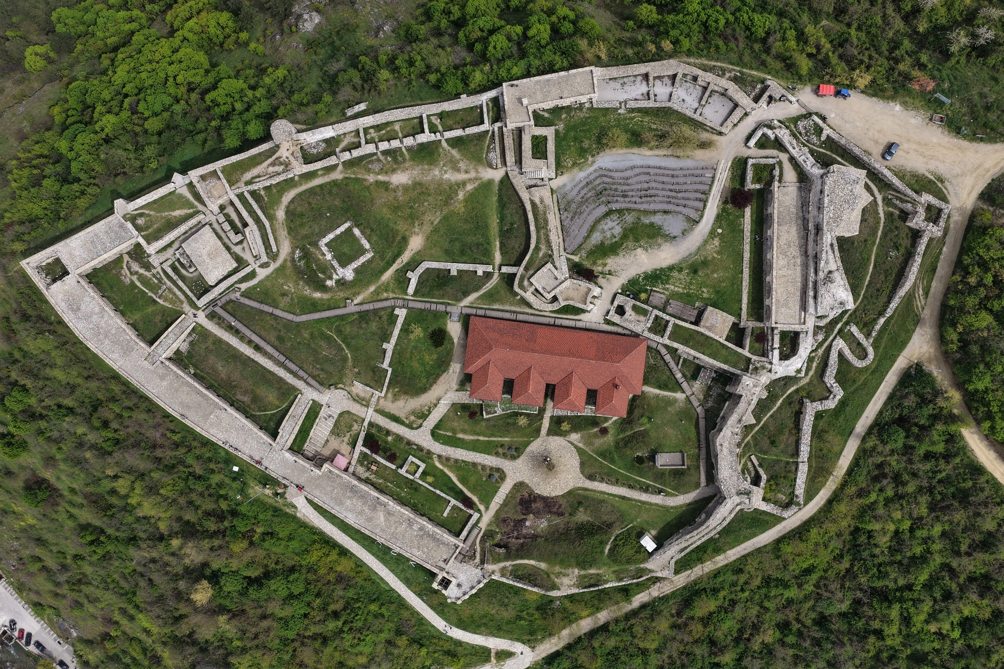 Kalaja e Prizrenit ku u investuan mbi një milion euro, pjesërisht e mbyllur për vizitorë