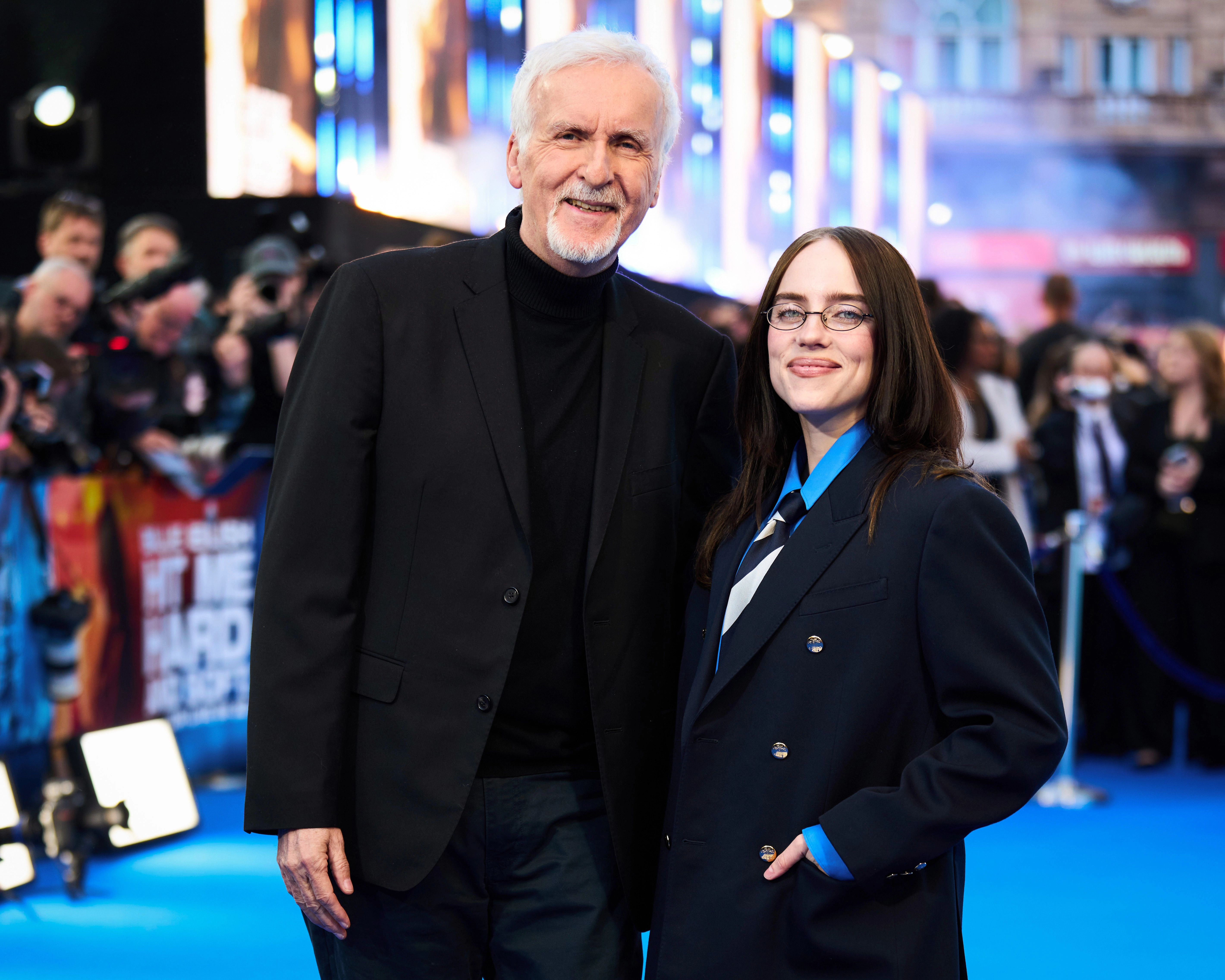 Billie Eilish dhe James Cameron, në preimerën e filmit në Londër