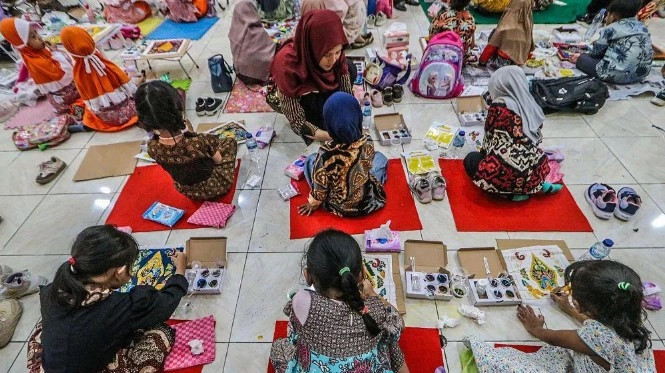 Fëmijë të lidhur dhe të keqtrajtuar në një qendër kujdesi në Indonezi