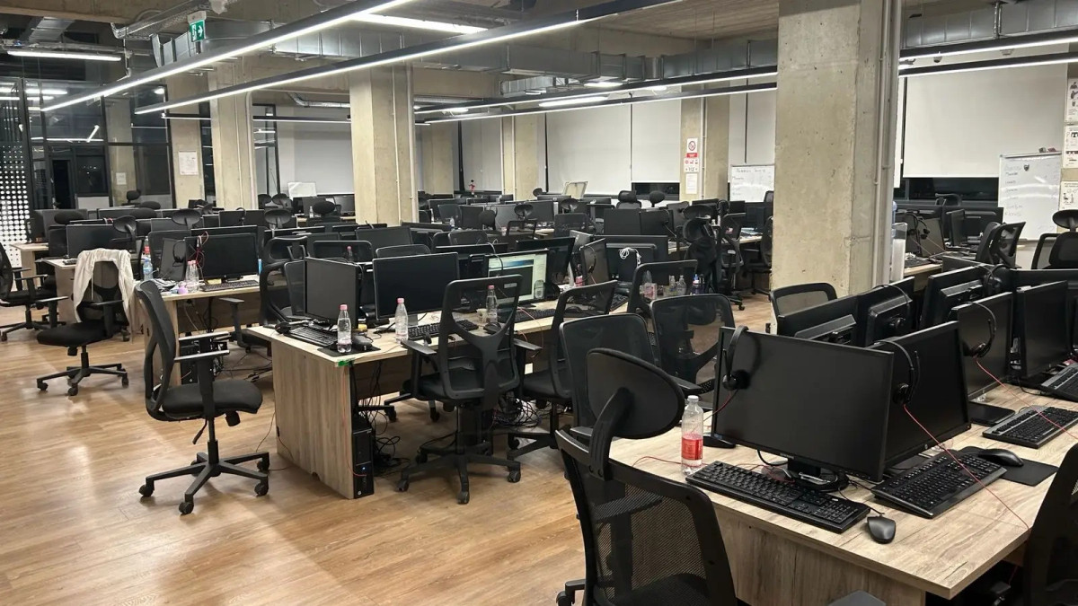 bastisen-qendra-thirrjesh-ne-tirane-10-te-arrestuar-per-mashtrim-prej-50-milione-eurosh