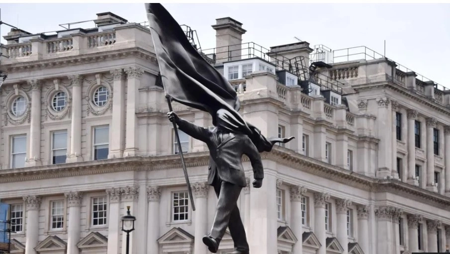 “Politikani” i Banksyt është shfaqur befasishëm në Londër e të enjten pasdite e ka konfirmuar se është vepër e tij