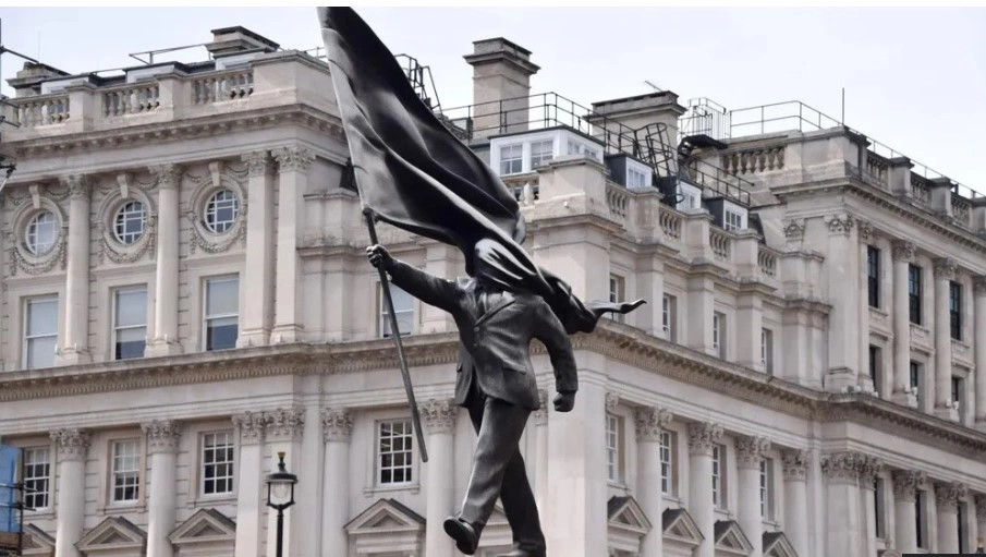 banksy-godet-politikanin-arrogant-me-shtatore-ne-londer