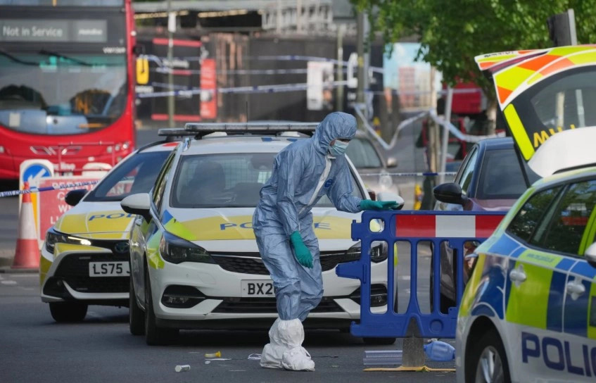 Britania rrit shkallën e kërcënimit nga terrorizmi pas sulmit me thikë ndaj dy hebrenjve
