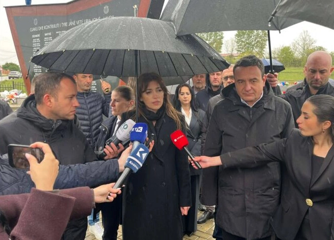 Haxhiu e Kurti bëjnë homazhe në fshatra të Drenicës  Dëshmi e krimeve serbe