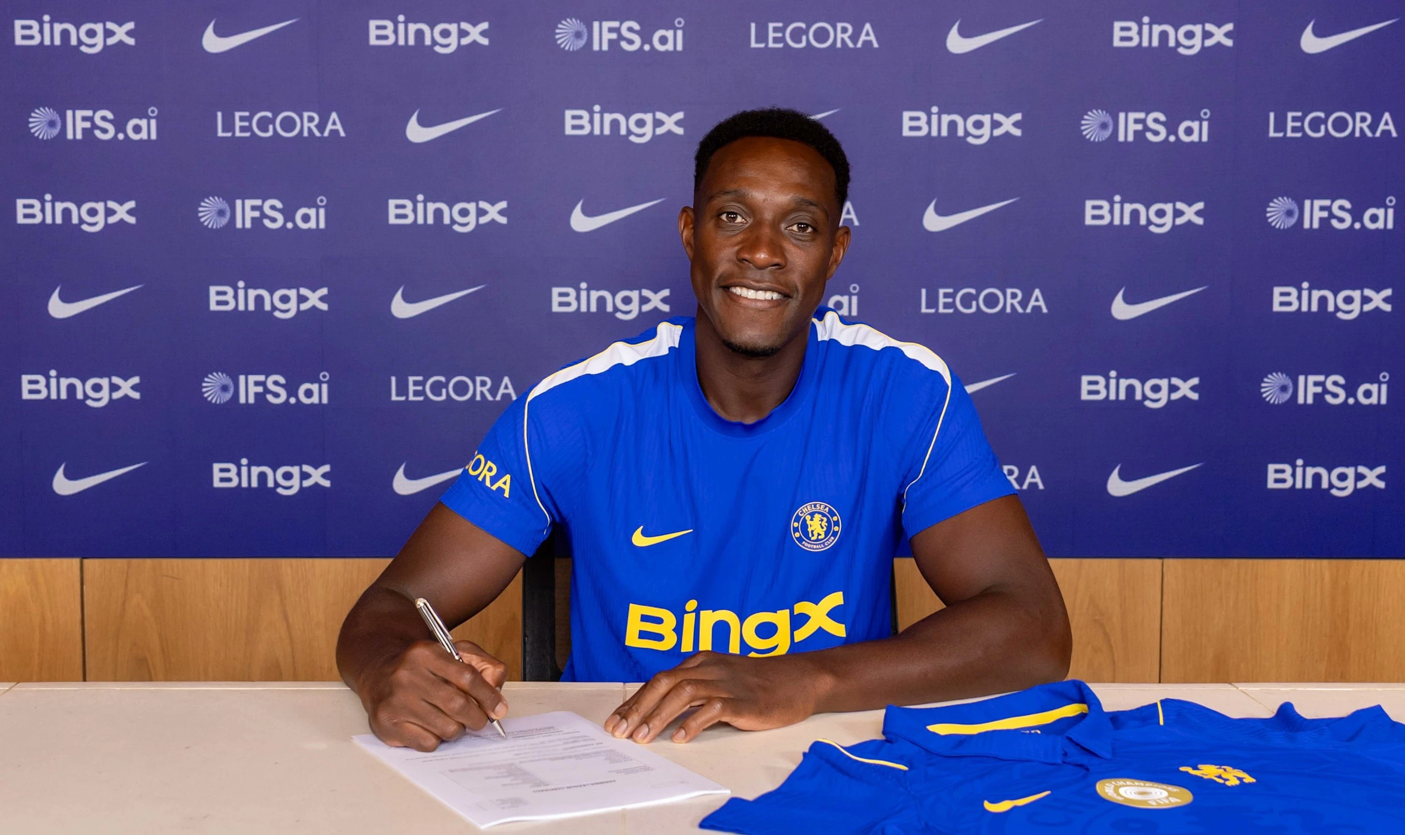 Chelsea unveil Welbeck