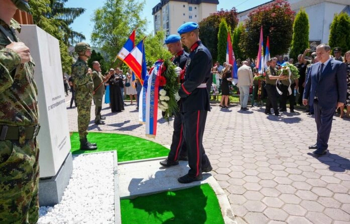 Kosova gërmon për mbetje mortore, Serbia i ngre monument brigadës së kriminelëve