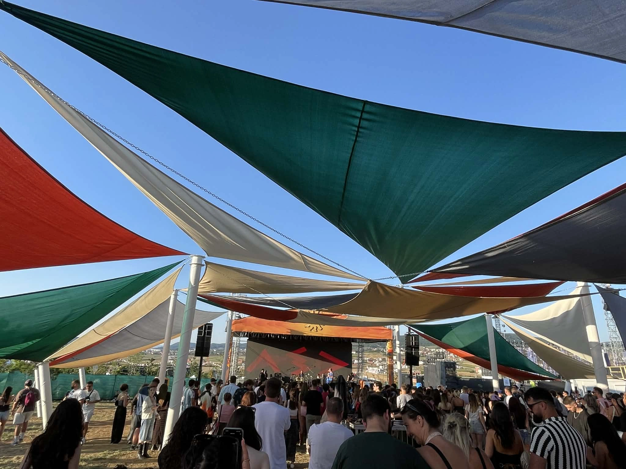 Atmosfera drejt kulmit në natën e dytë të “Sunny Hillit”