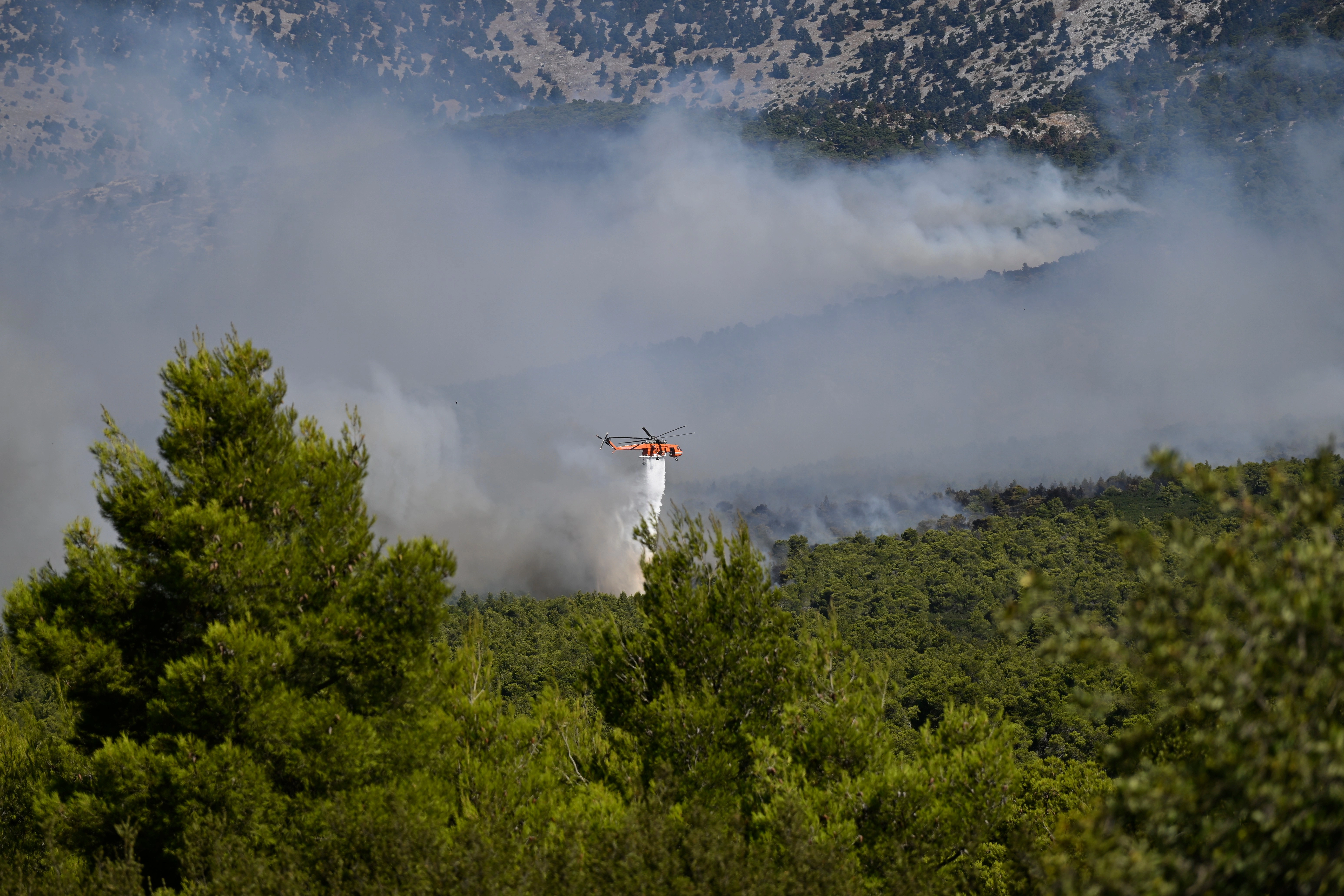 Përplasen dy helikopterë në Greqi gjatë përpjekjeve për shuarjen e zjarreve