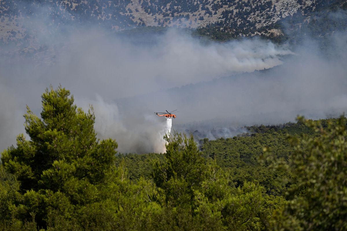 Përplasen dy helikopterë në Greqi gjatë përpjekjeve për shuarjen e