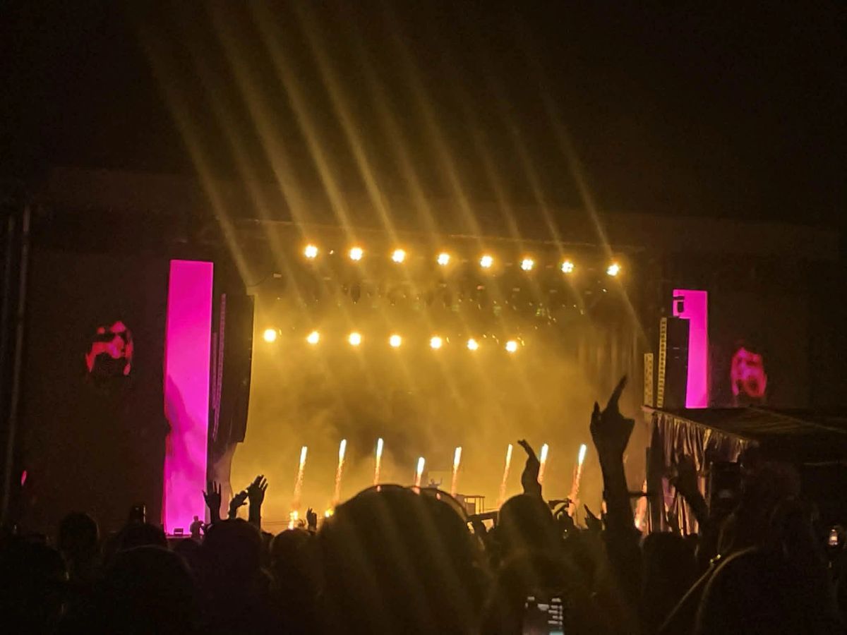 Garrix elektrizon skenën e  Sunny Hill 