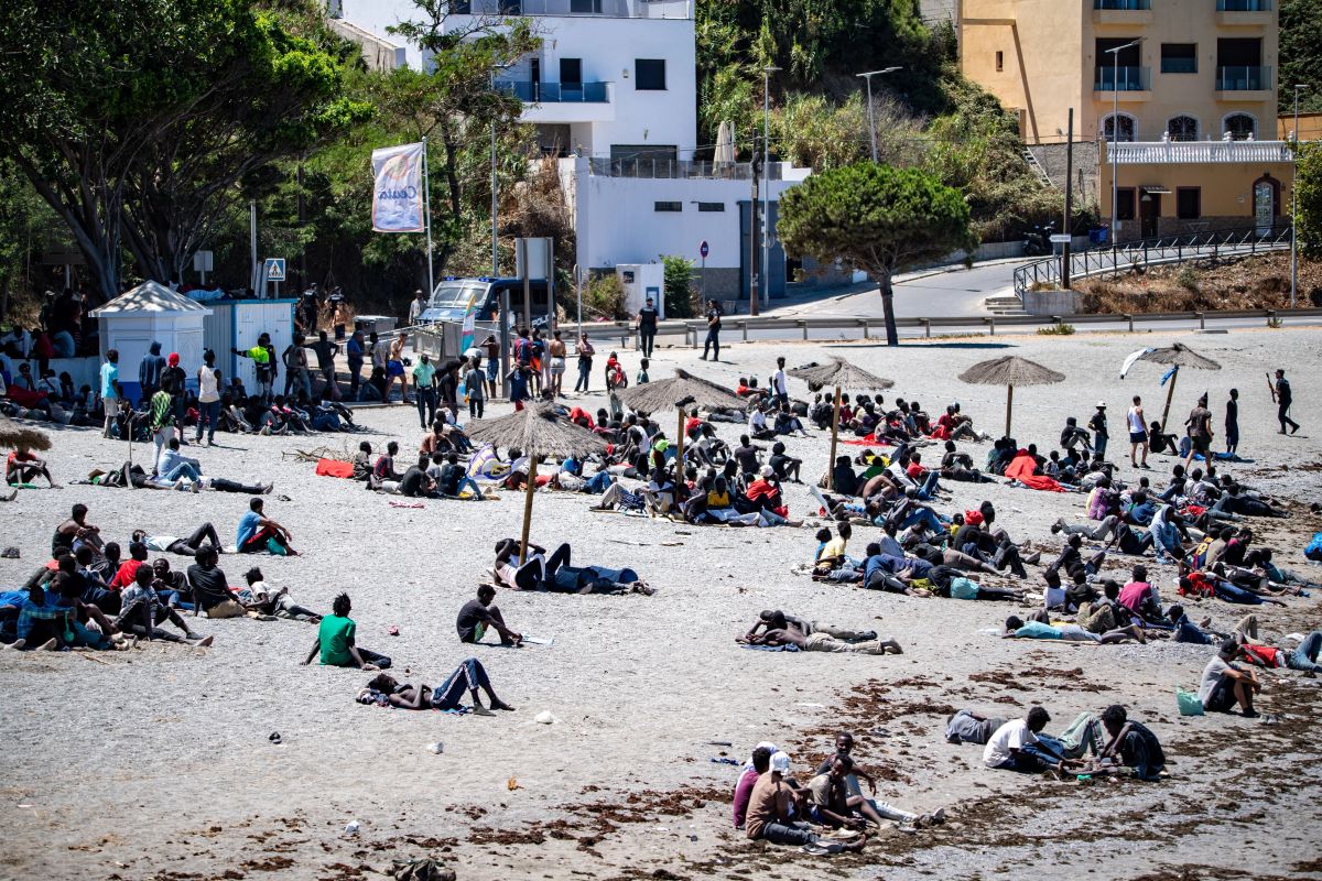 rreth-49-mije-emigrante-hyjne-ne-ceuta-per-24-ore-spanja-dergon-ushtrine-ne-kufi