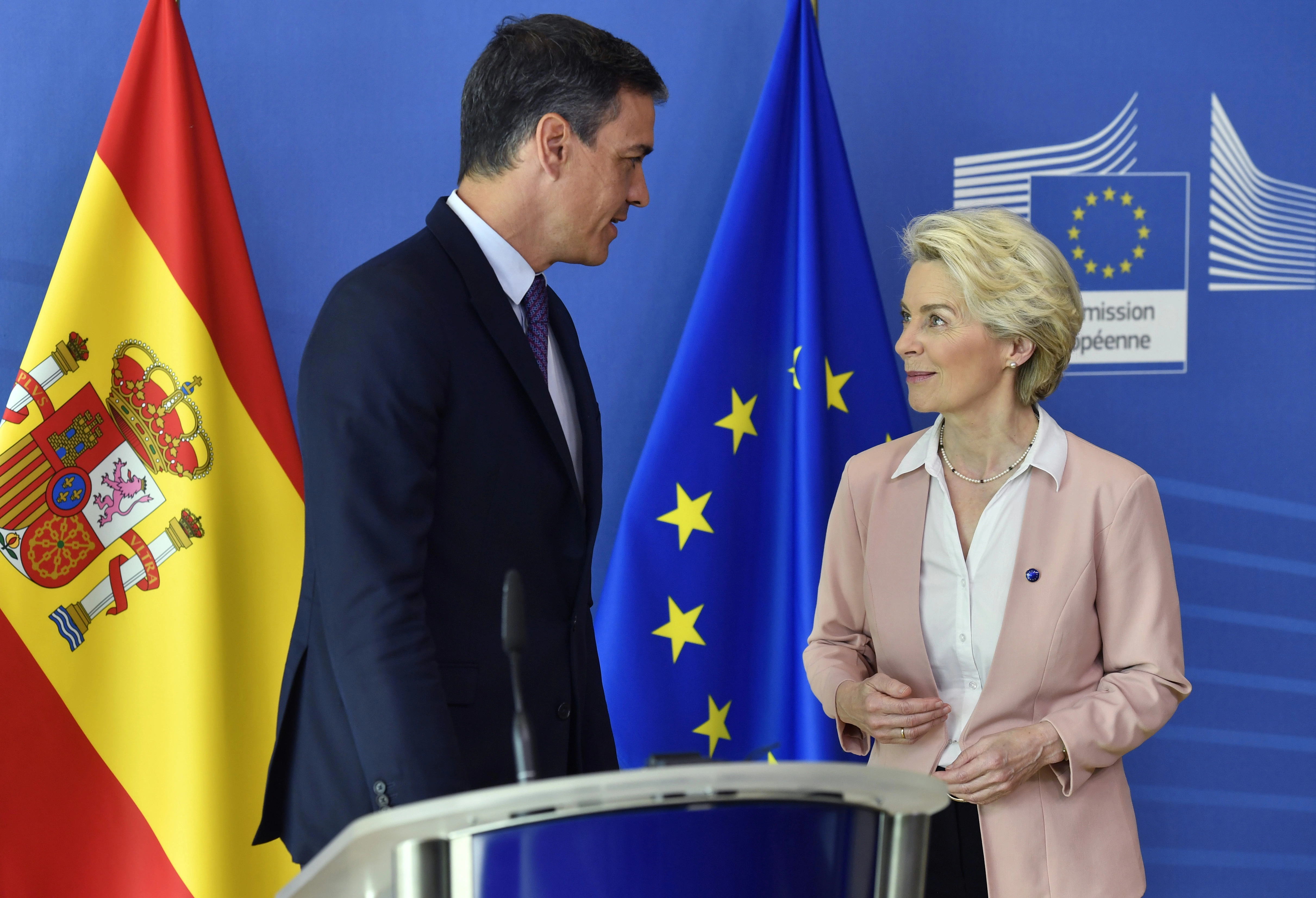 Ursula von der Leyen dhe Pedro Sanchez