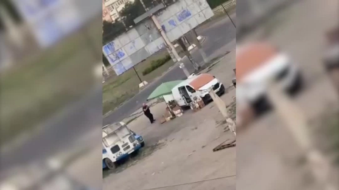 Momenti kur droni rus përndjek një shitës ambulant në Kherson të Ukrainës