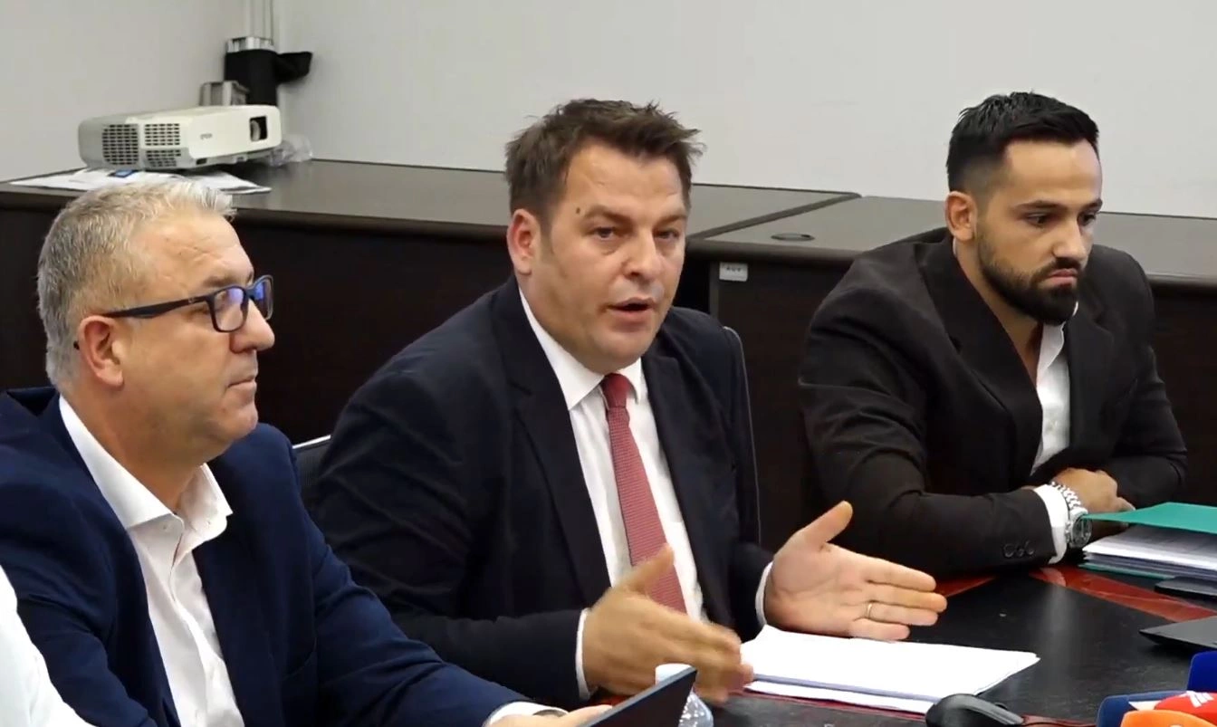 Ο Μούγια κατηγορεί τους «Ντρίν ι Μπάρδα» και «Κουμεστόρεν Βίτα» ότι παρέχουν νερό άρδευσης.
