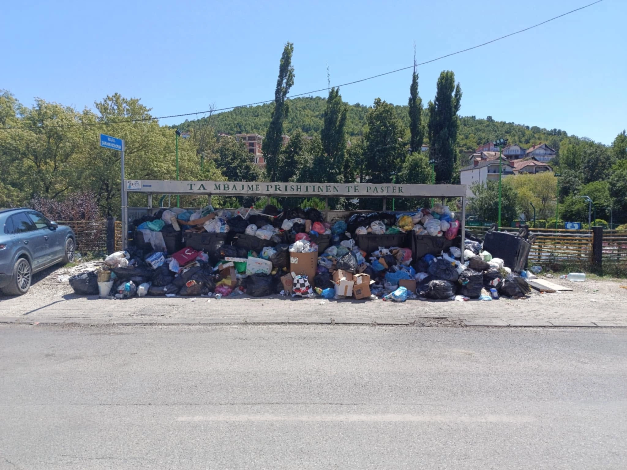 Η πρωτεύουσα σε χάος - Ο «καθαρισμός» δικαιολογείται με χαλασμένα φορτηγά