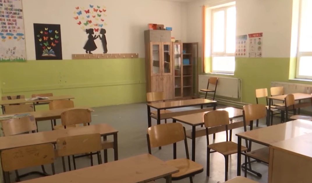 43 punonjës në sektorin e arsimit në Fushë Kosovë tash e 12 muaj pa paga