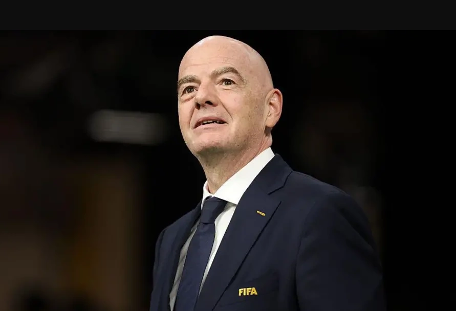 Infantino présente ses excuses pour ses erreurs mais reste président de la FIFA