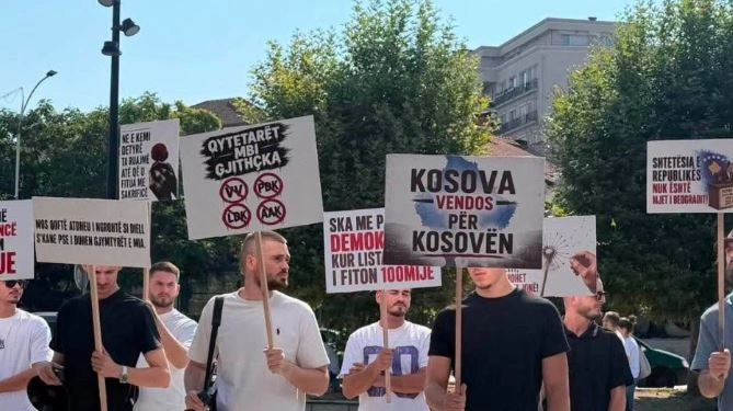 Lëvizja Revolta proteston para Kuvendit: Lidheni vendin me Amerikën, ndaleni ‘serbizimin’ e Kosovës