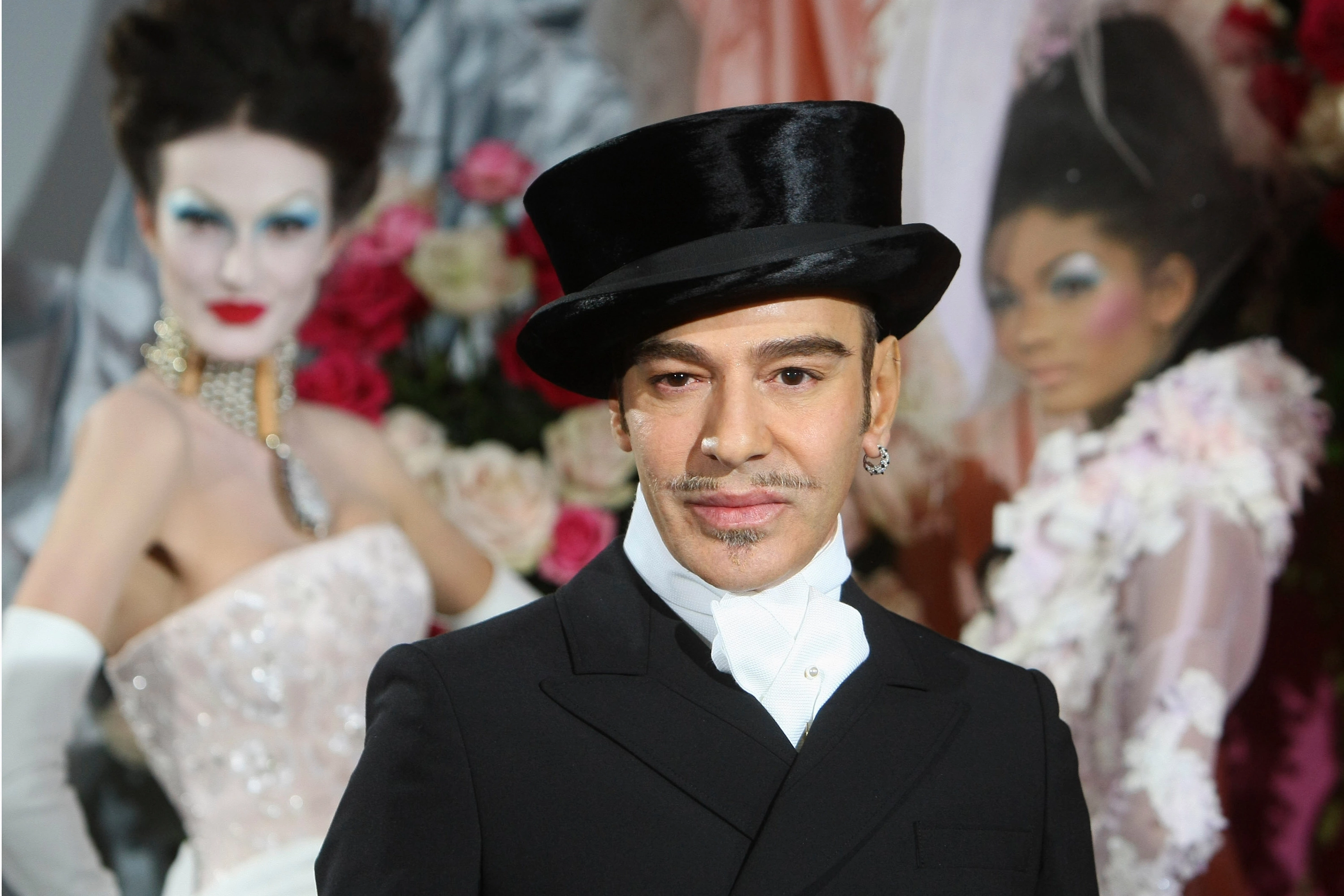 Ekspozita e Gallianos në “MET Gala” ngjall polemika: A mund të ndahet arti nga gabimet e artistit?