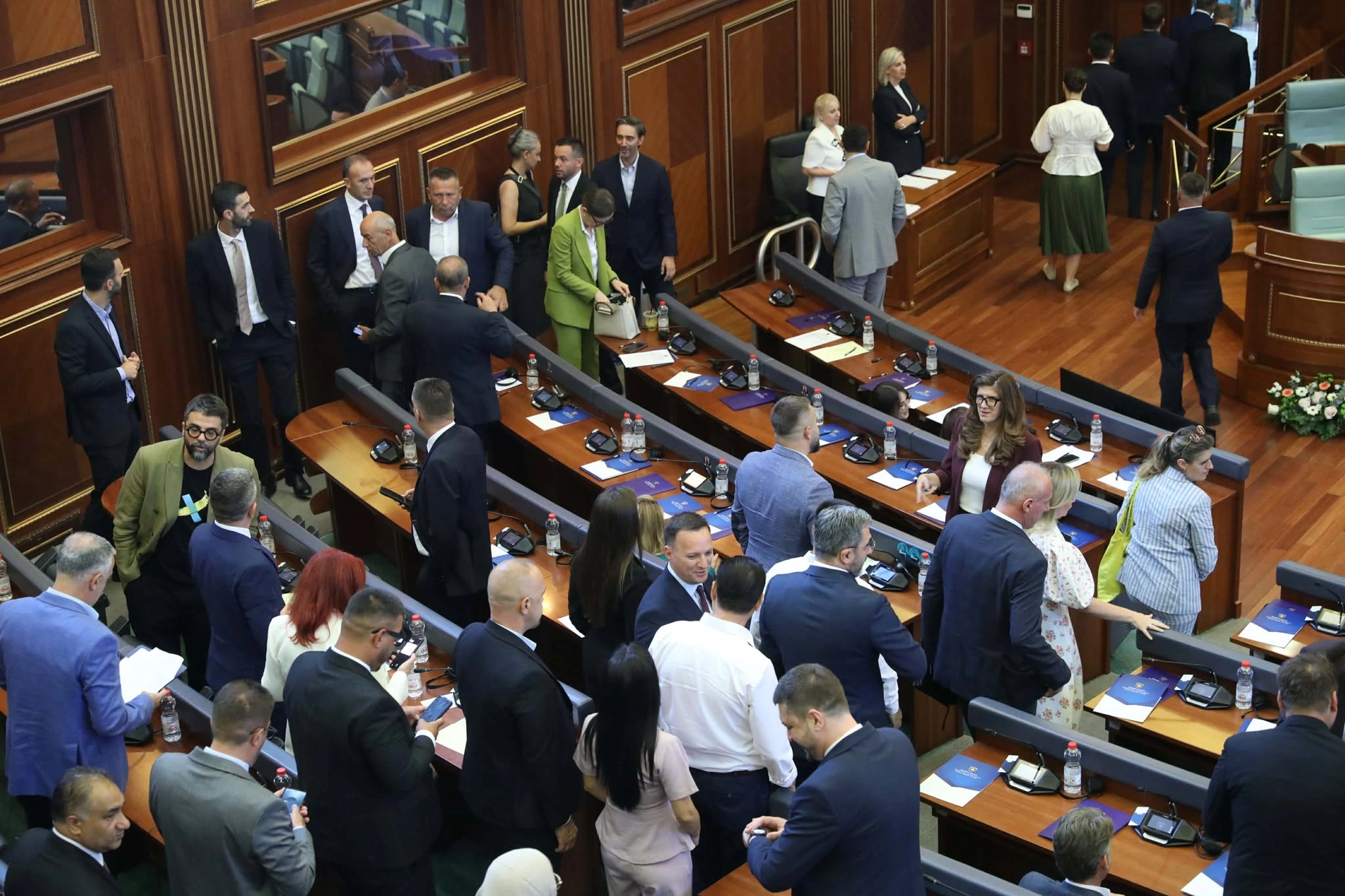 Diputados del PDK se reúnen en el Parlamento.
