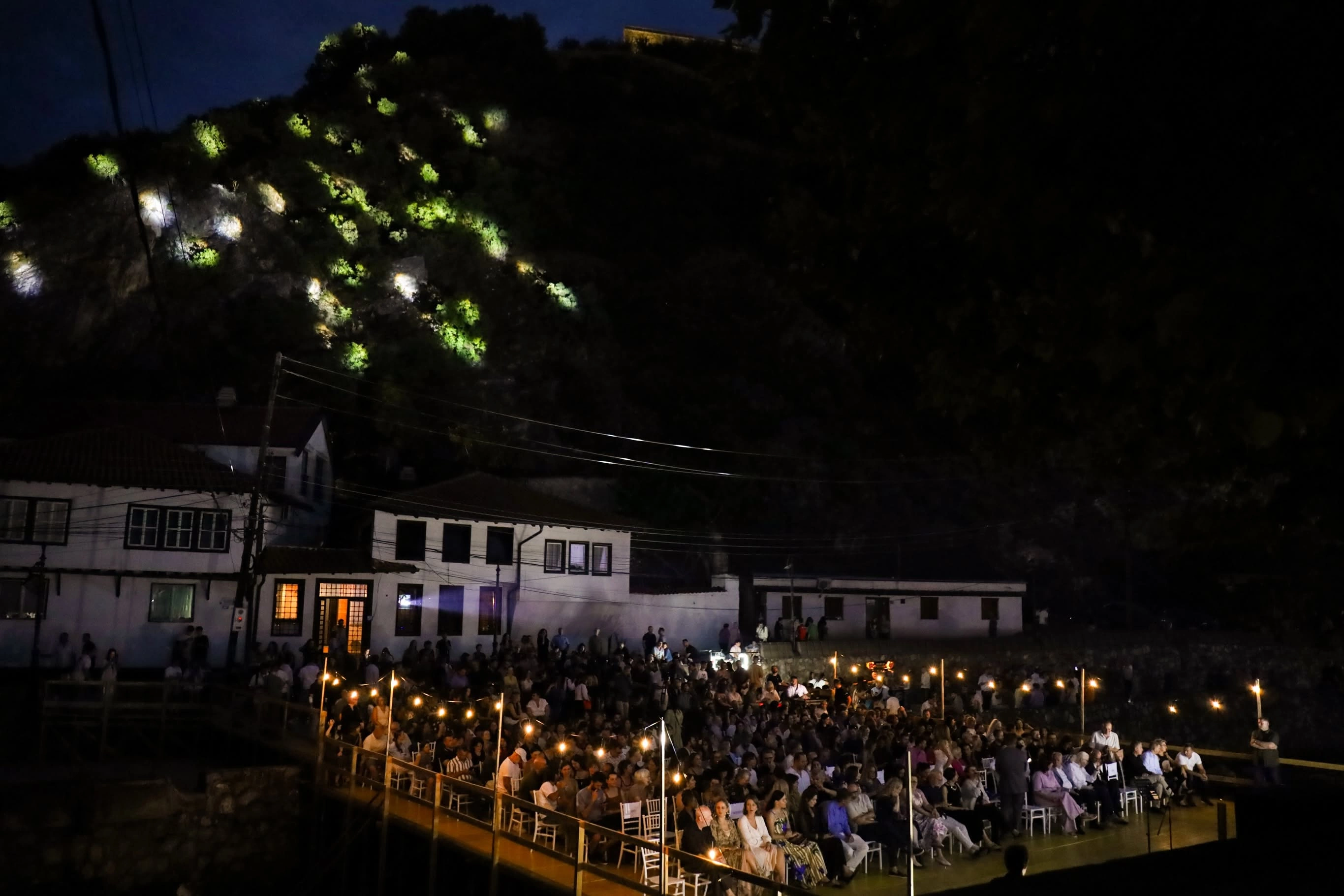Në ditët e festivalit, Prizreni duket sikur jeton në dy kohë njëkohësisht (Foto: DokuFest)