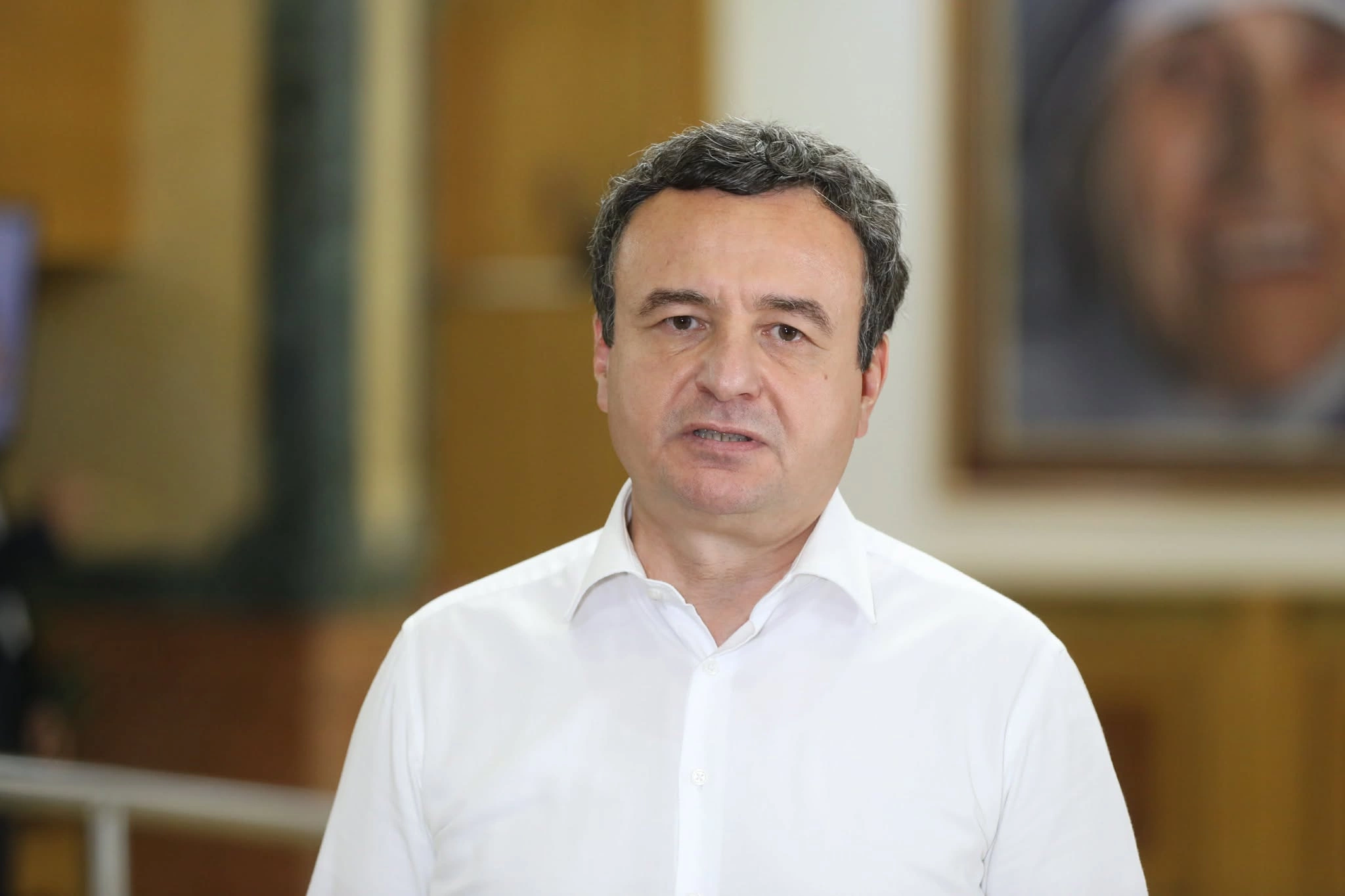 Kurti acepta que le tiren huevos "solo para asistir a una reunión" con la oposición.