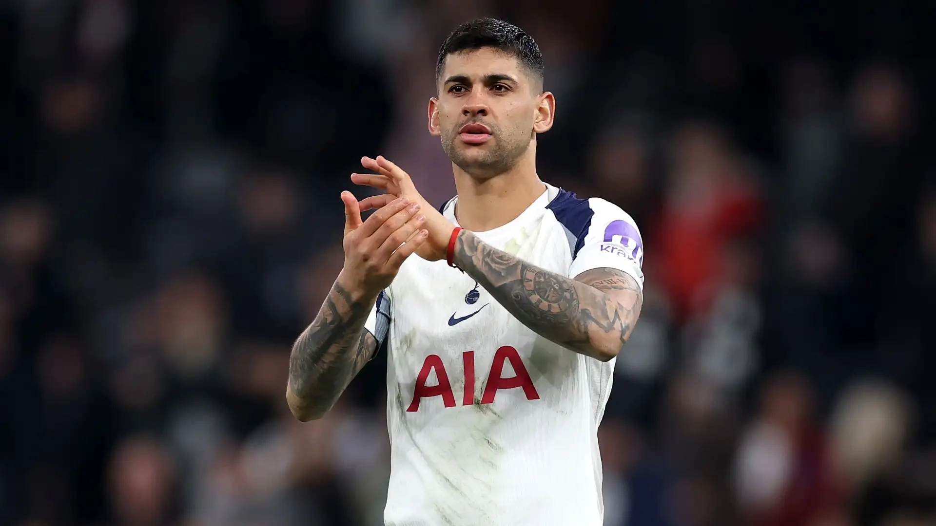 Tottenham defender is waiting for Barca