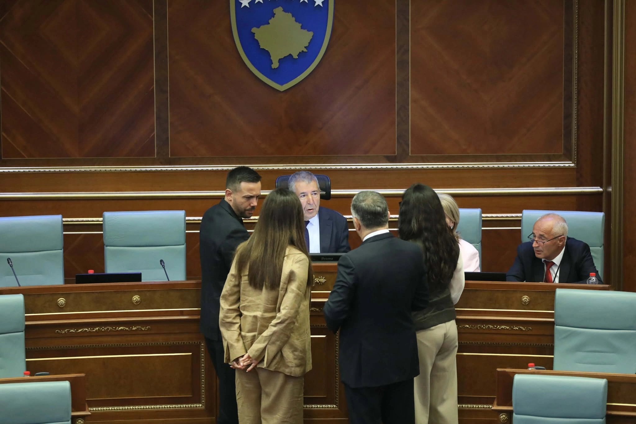 Se reanuda la sesión constitutiva.