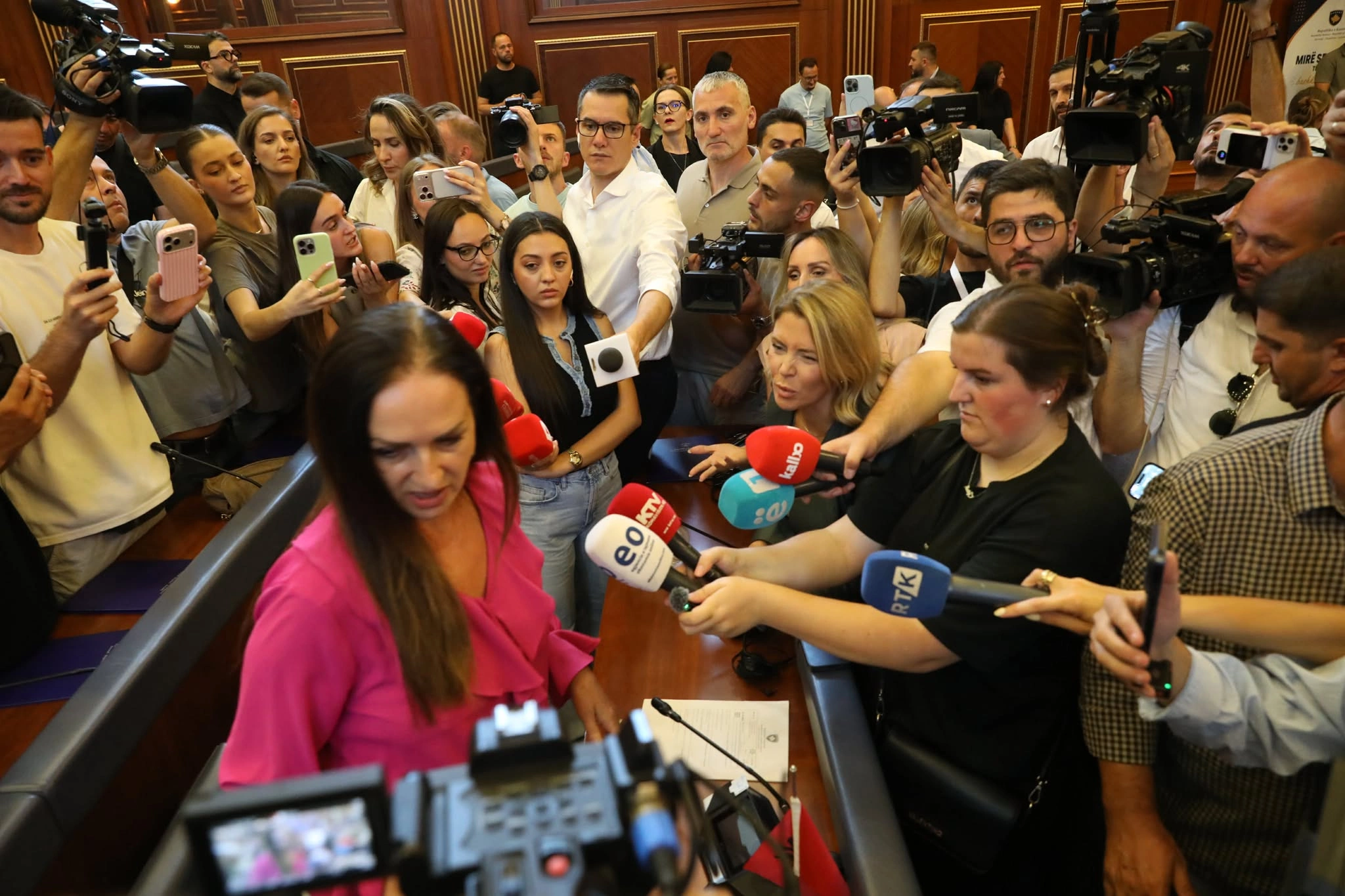 LIVE: Tensione në Kuvend, deputetët e PDK-së dhe Aleancës përplasen me të VV-së