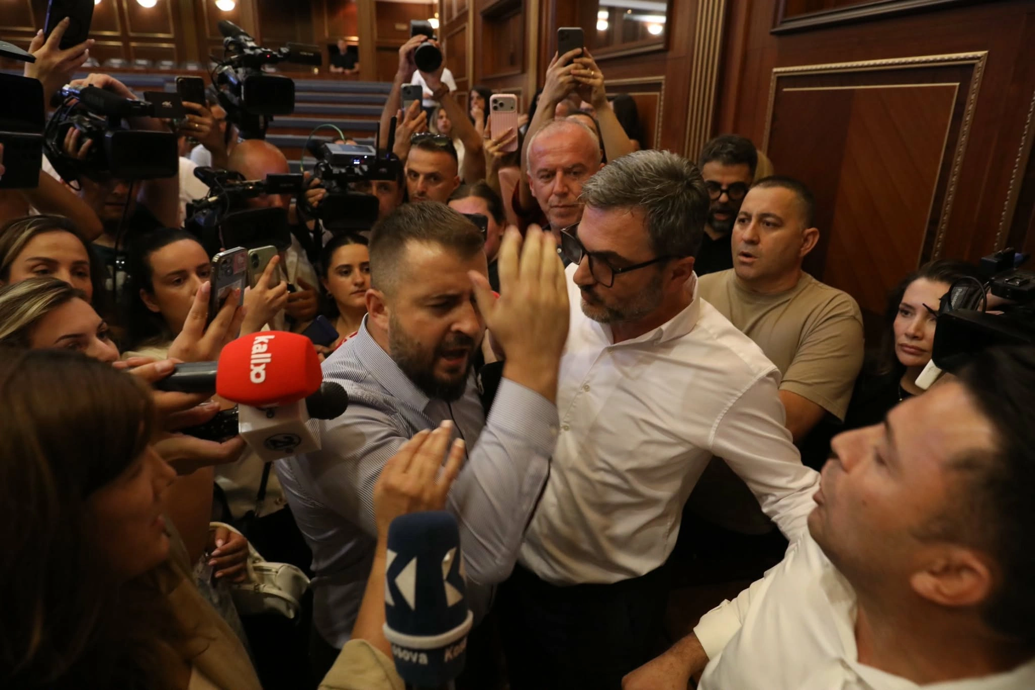 LIVE: Tensione në Kuvend, deputetët e PDK-së dhe Aleancës përplasen me të VV-së