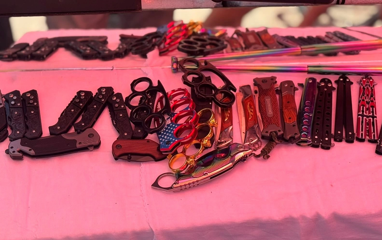 Sekuestrohen 86 brisqe e 19 boksa metali që po shiteshin në Çarshinë e Pejës