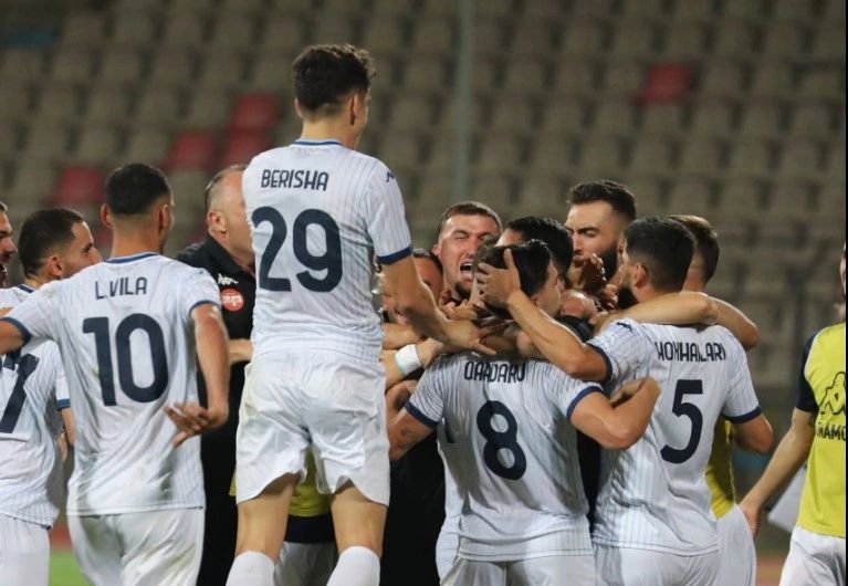 Dinamo me përmbysje fantastike avancon në plejof