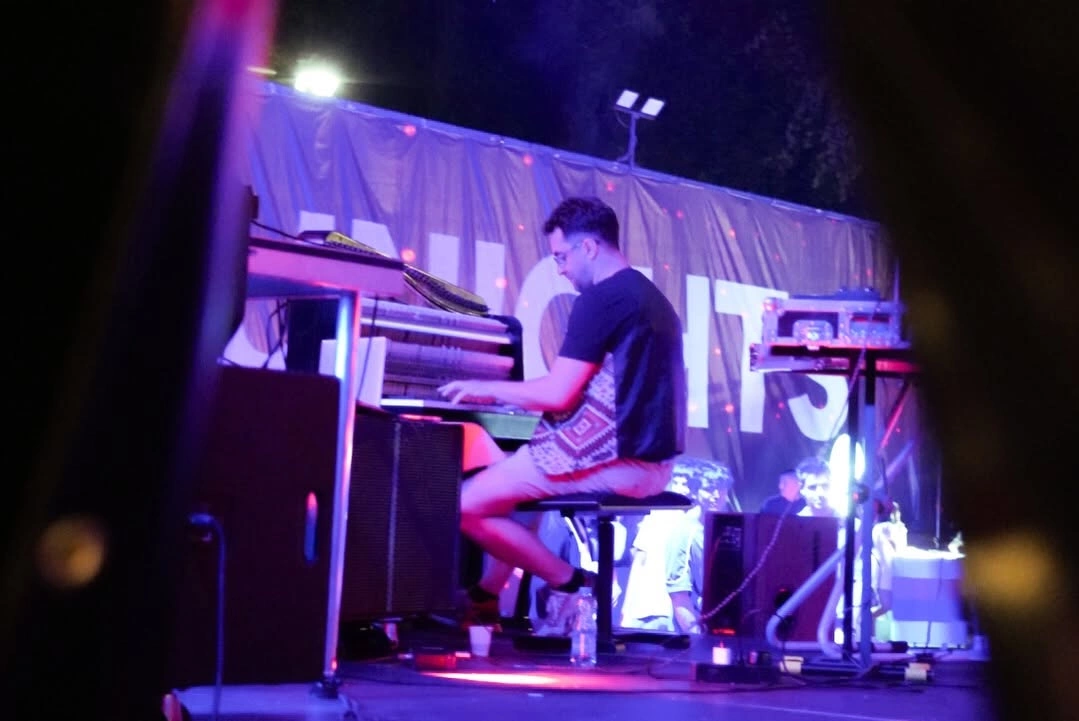 Hapësira e “Andrra Stage” është mbushur me publikun e festivalit, ndërsa muzika ka nisur me një interpretim që e ka vendosur pianon në qendër të një repertori të njohur për skenën hip-hop (Foto: DokuFest)