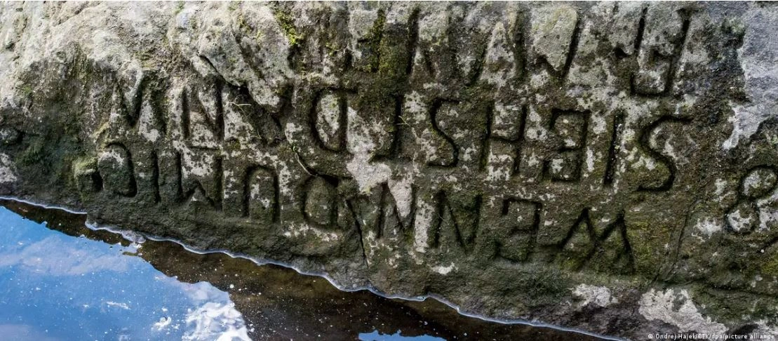 Gurët e urisë dalin në sipërfaqe si shenja historike
