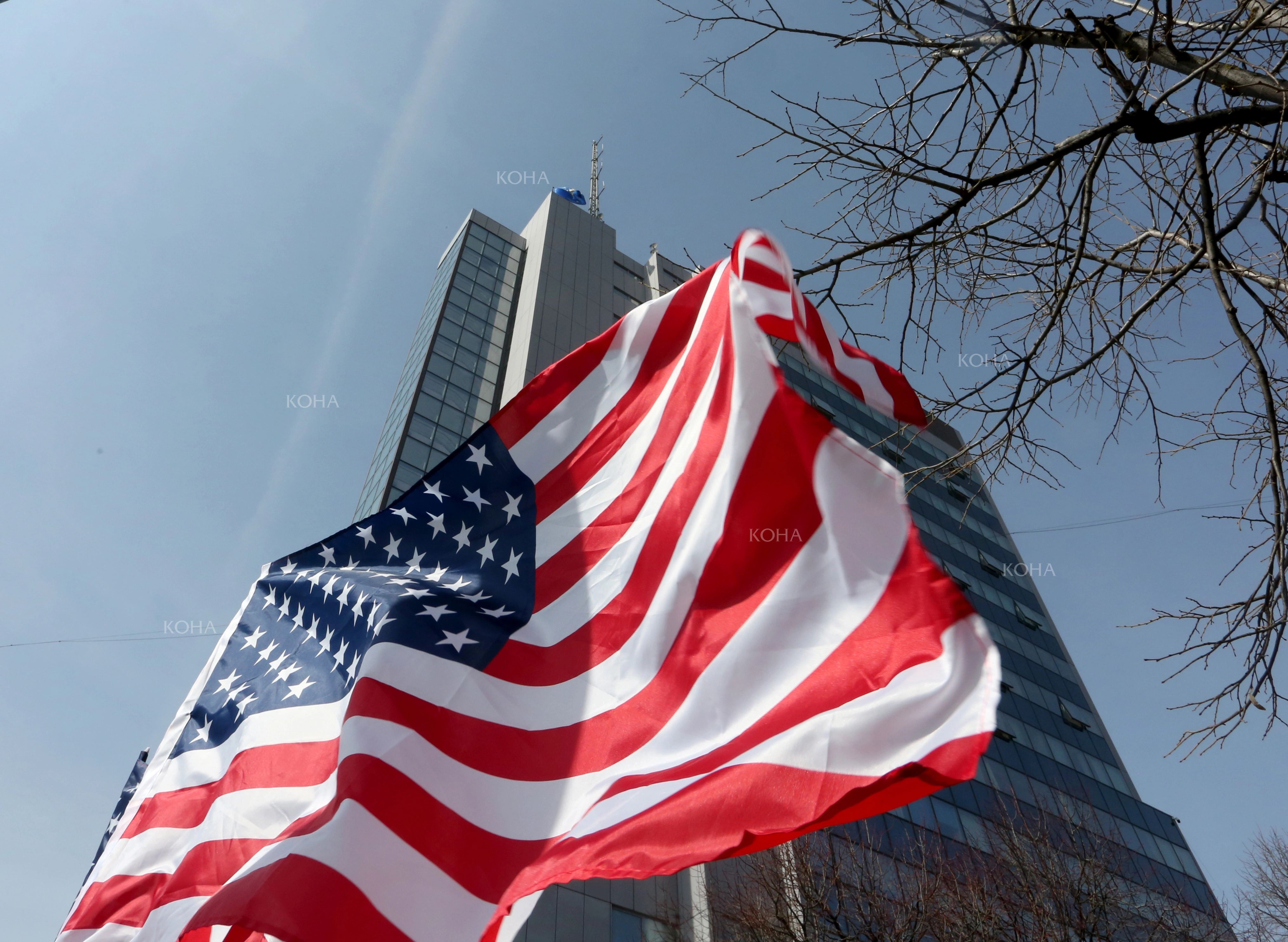 shba kosova Flamuri Amerikan - shba - amerika - ambasada amerikane - qeveria - objekti - 11-03-2020-ab (5)