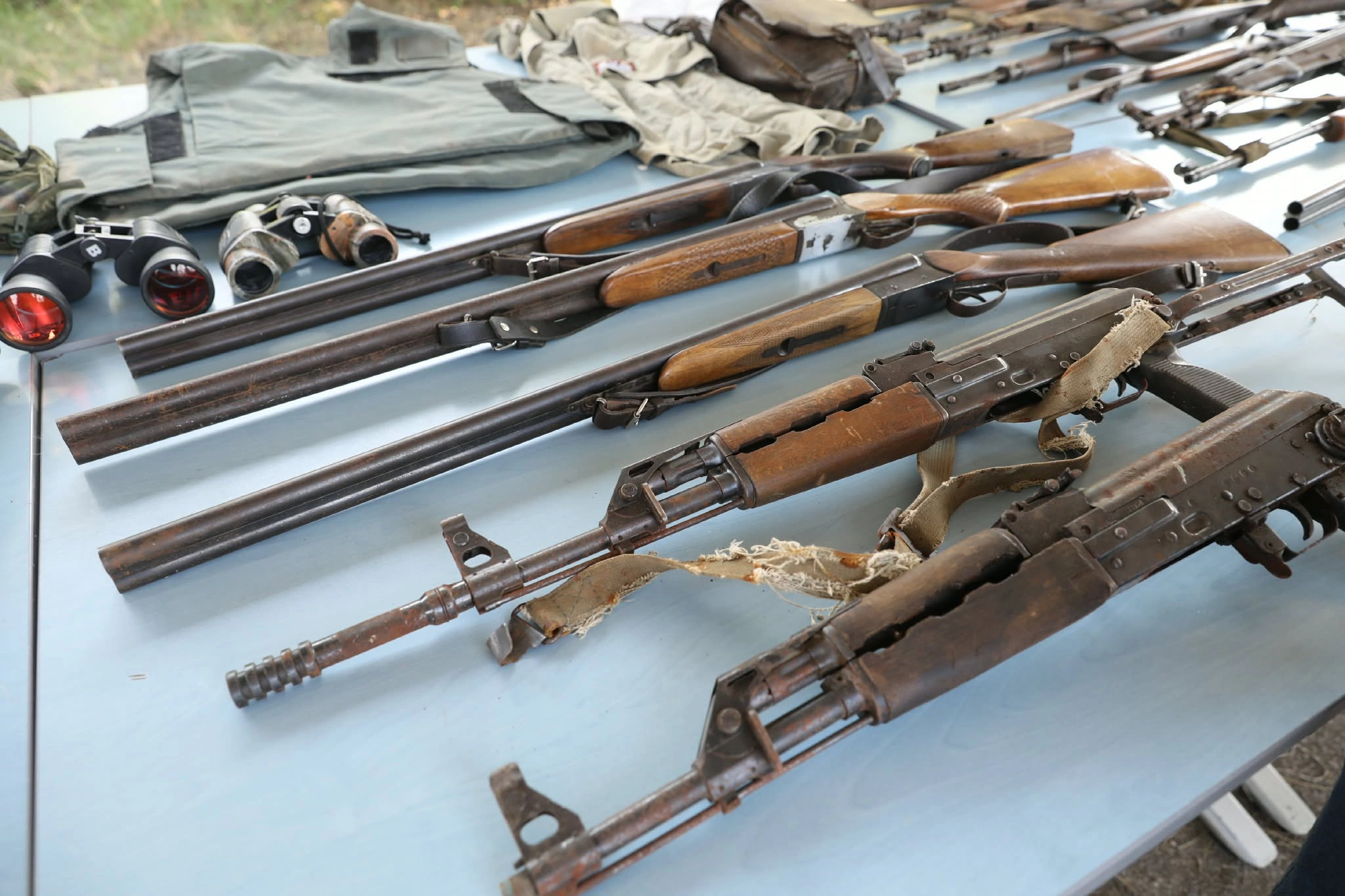 Kapet arsenal armësh në veri