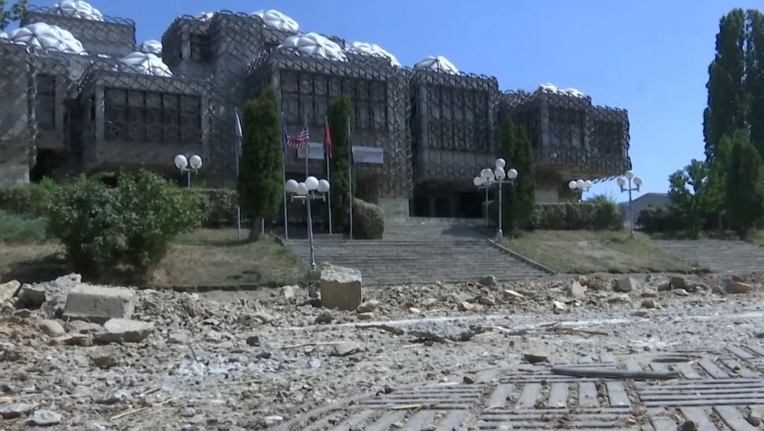 Komuna e Prishtinës kryen punime të kundërligjshme para Bibliotekës Kombëtare