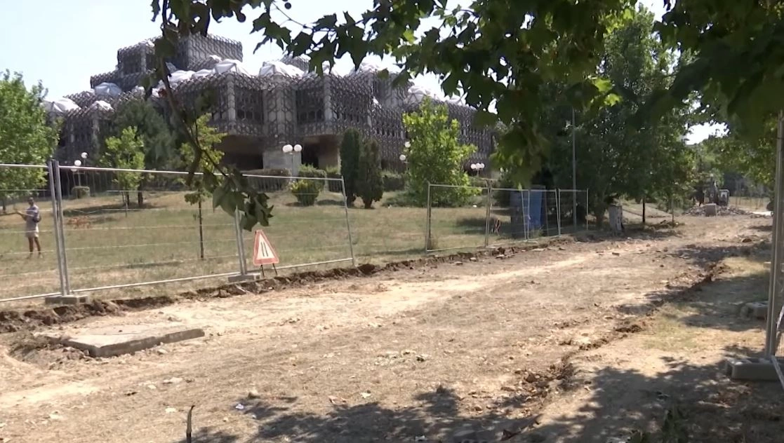 Në emër të rregullimit të hapësirave publike, Komuna ka bërë shkelje të njëpasnjëshme dhe pasojat ligjore për këtë deri me tash janë të padukshme.