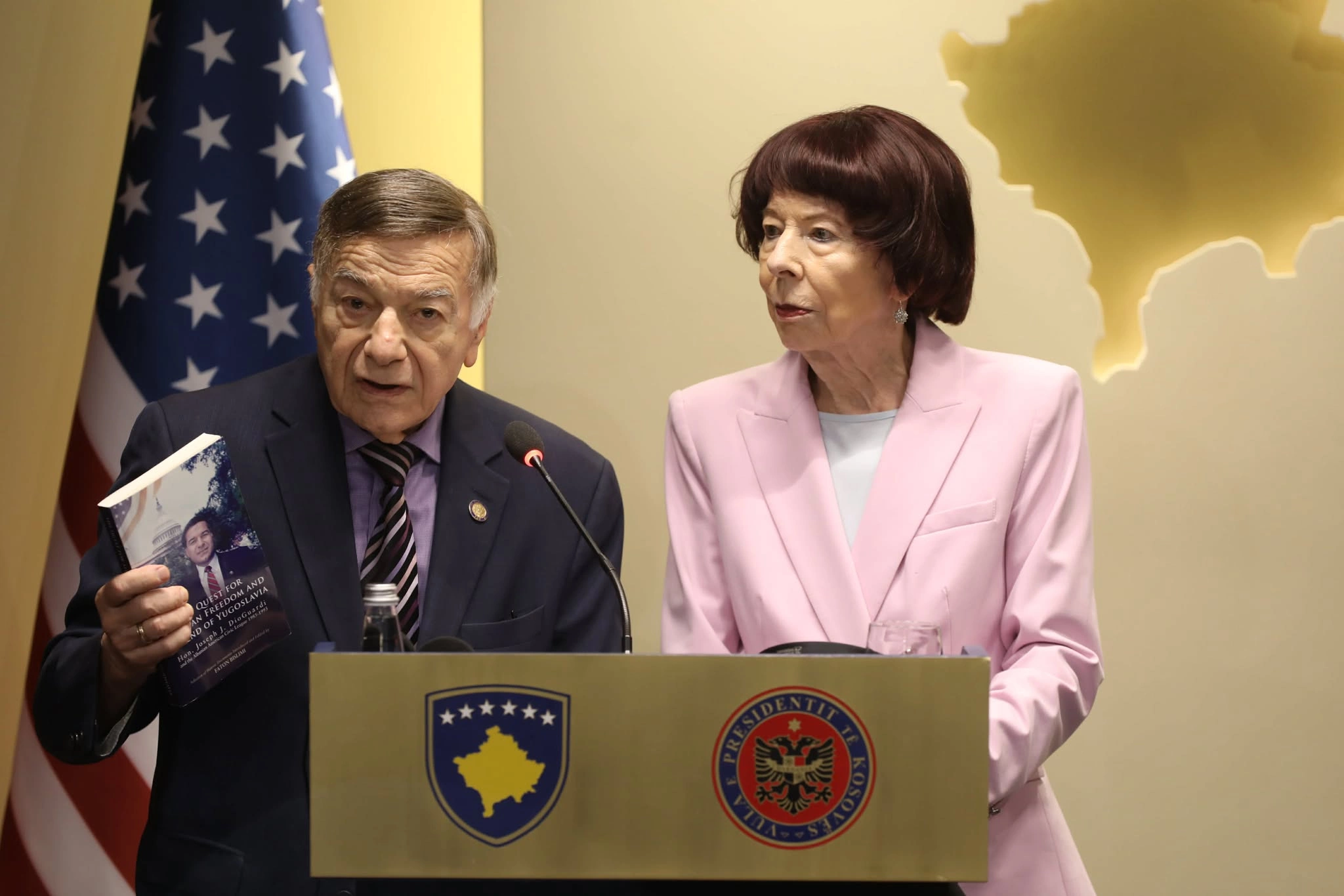Joe DioGuardi dhe Shirley Cloyes DioGuardi pas marrjes së shtetësisë së Kosovës