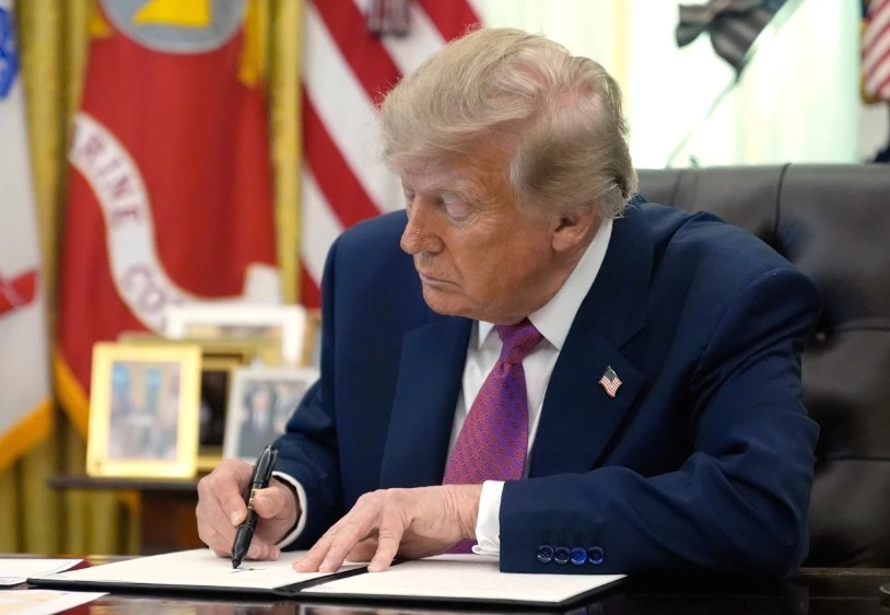 Donald Trump nënshkruan urdhrin ekzekutiv