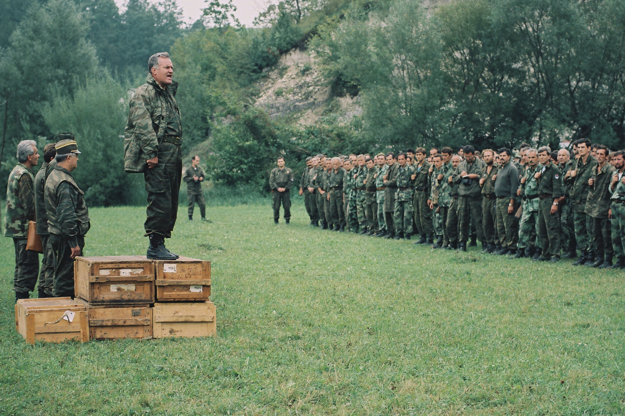 Mlladiq në një fjalim para ushtarëve, më 1994.