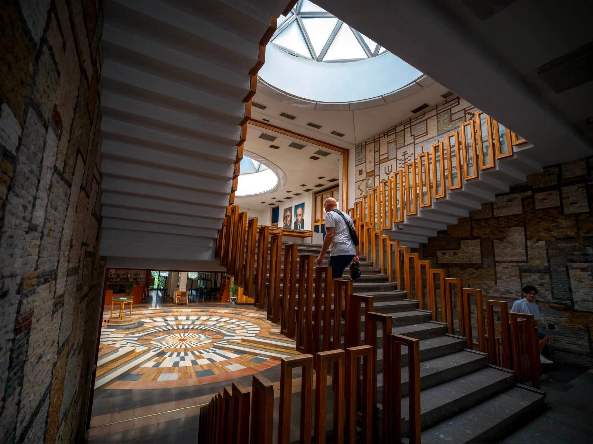 Institucioni më i lartë kulturore në vend ngul këmbë që grupi i kompanive që ka bërë ofertën e vetme s’i plotëson kushtet për ta marrë këtë punë përsipër (Arben Llapashtica)