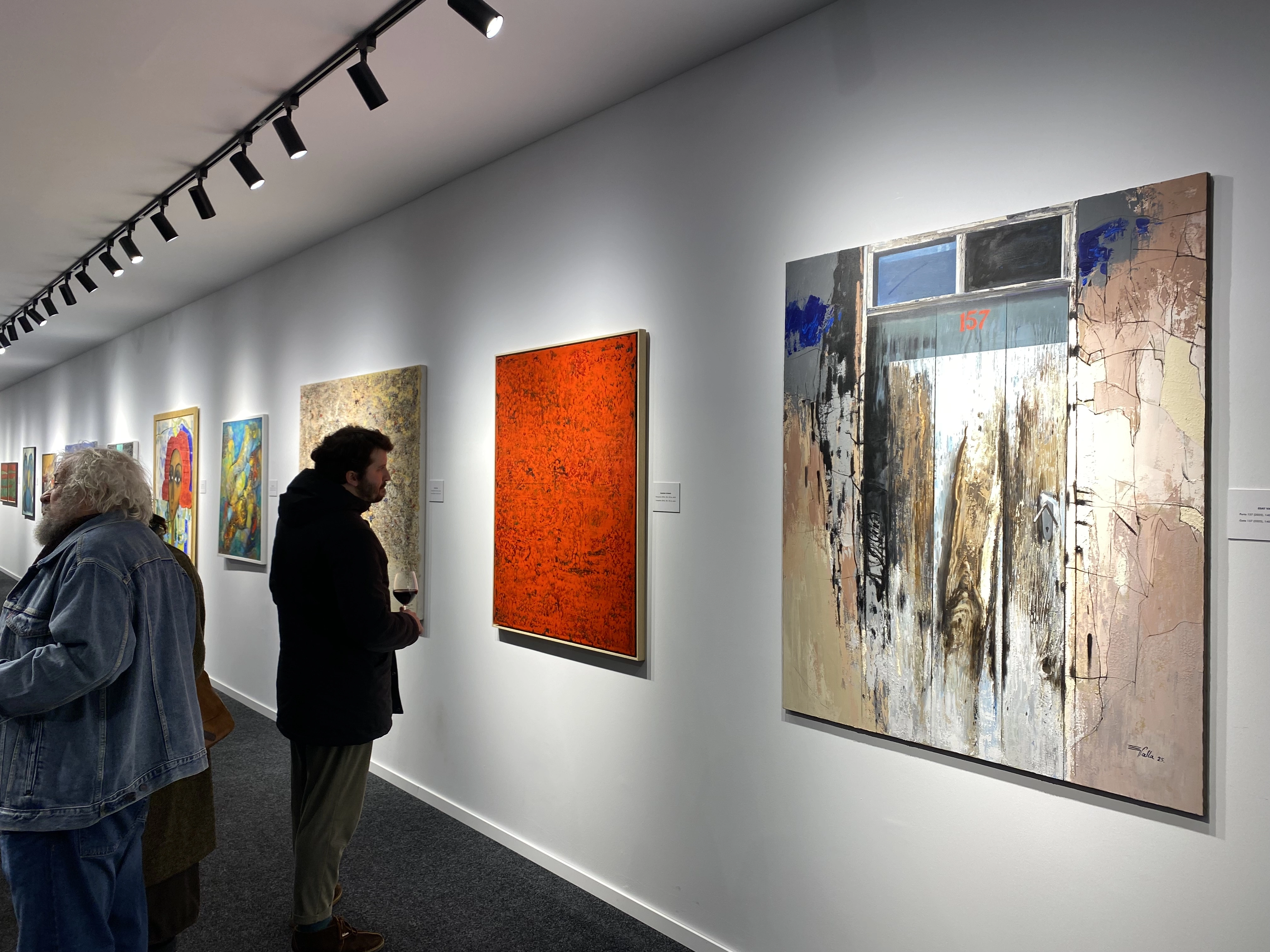 Ngjyrat e artistëve vendorë në kompozicion me lojën e çmimeve