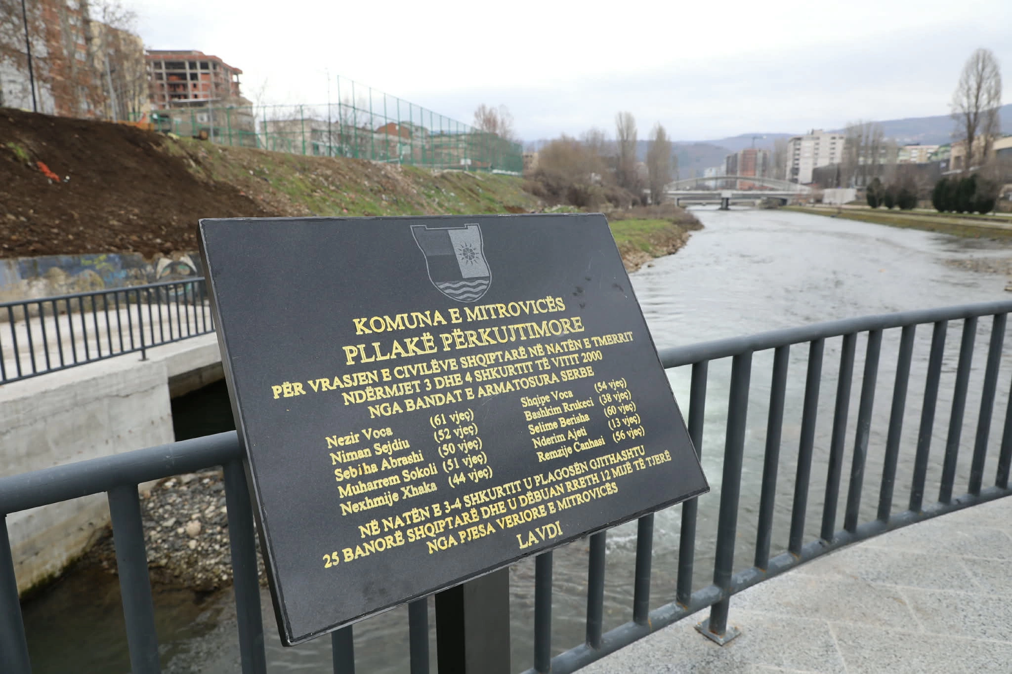 Pllaka përkujtimore në nderim të viktimave të "Natës së Tmerrit"